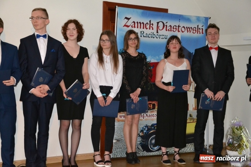 Zdjęcie w galerii na portalu naszraciborz.pl: Kasprowicz żegnał maturzystów na zamku wiadomości z regionu