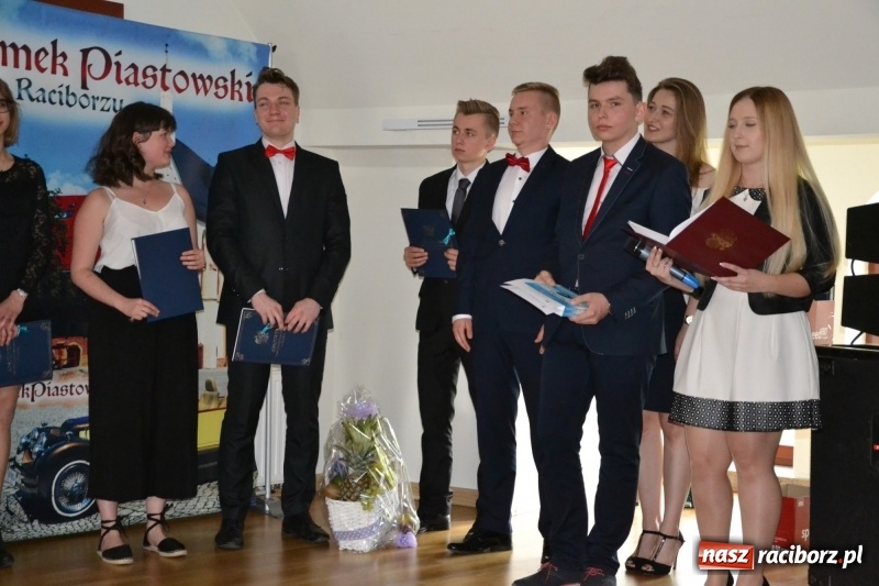 Zdjęcie w galerii na portalu naszraciborz.pl: Kasprowicz żegnał maturzystów na zamku wiadomości z regionu