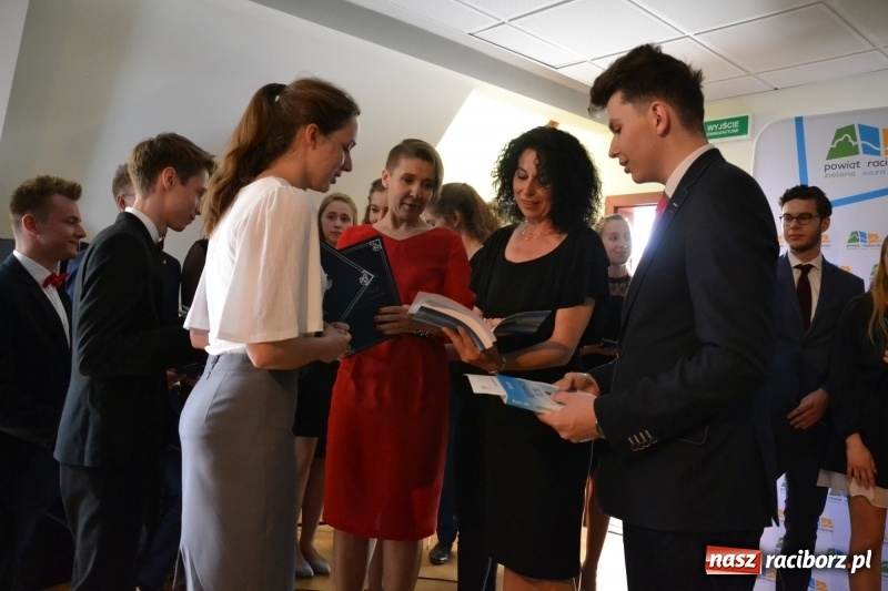 Zdjęcie w galerii na portalu naszraciborz.pl: Kasprowicz żegnał maturzystów na zamku wiadomości z regionu