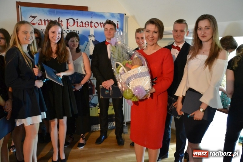 Zdjęcie w galerii na portalu naszraciborz.pl: Kasprowicz żegnał maturzystów na zamku wiadomości z regionu