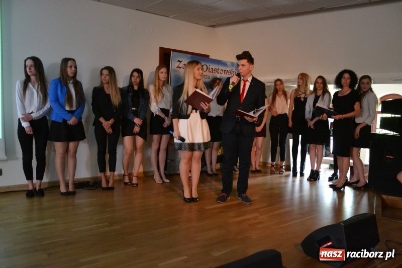 Zdjęcie w galerii na portalu naszraciborz.pl: Kasprowicz żegnał maturzystów na zamku wiadomości z regionu