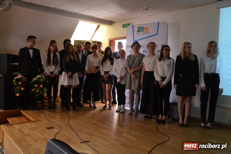 Zdjęcie w galerii na portalu naszraciborz.pl: Kasprowicz żegnał maturzystów na zamku wiadomości z regionu