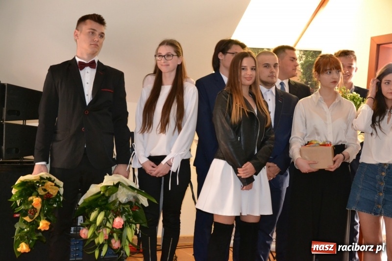 Zdjęcie w galerii na portalu naszraciborz.pl: Kasprowicz żegnał maturzystów na zamku wiadomości z regionu