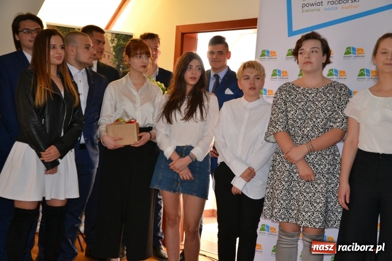 Zdjęcie w galerii na portalu naszraciborz.pl: Kasprowicz żegnał maturzystów na zamku wiadomości z regionu