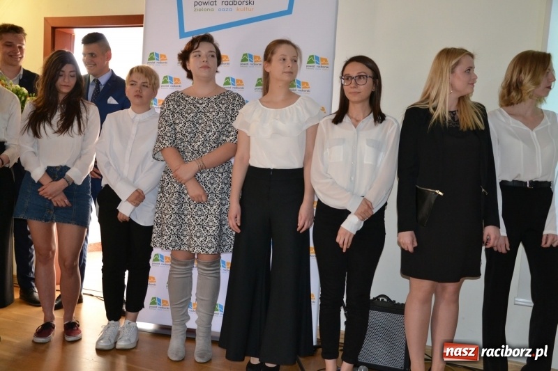 Zdjęcie w galerii na portalu naszraciborz.pl: Kasprowicz żegnał maturzystów na zamku wiadomości z regionu