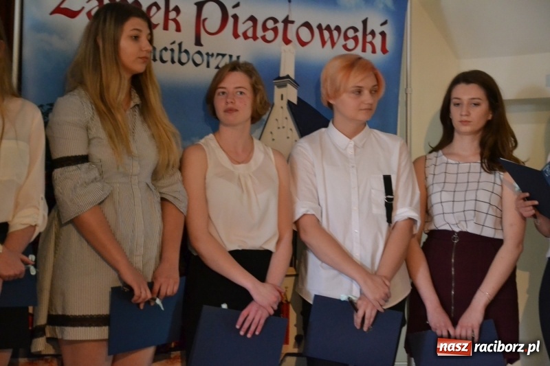 Zdjęcie w galerii na portalu naszraciborz.pl: Kasprowicz żegnał maturzystów na zamku wiadomości z regionu