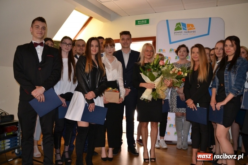 Zdjęcie w galerii na portalu naszraciborz.pl: Kasprowicz żegnał maturzystów na zamku wiadomości z regionu