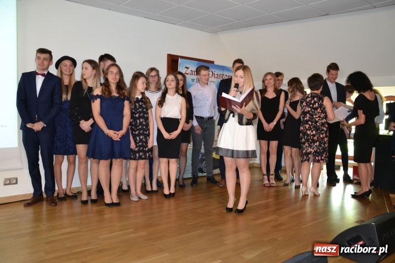 Zdjęcie w galerii na portalu naszraciborz.pl: Kasprowicz żegnał maturzystów na zamku wiadomości z regionu