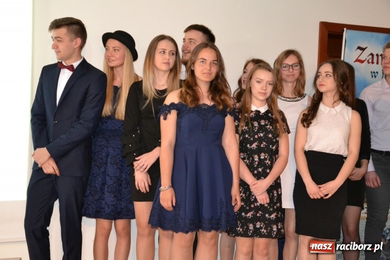 Zdjęcie w galerii na portalu naszraciborz.pl: Kasprowicz żegnał maturzystów na zamku wiadomości z regionu