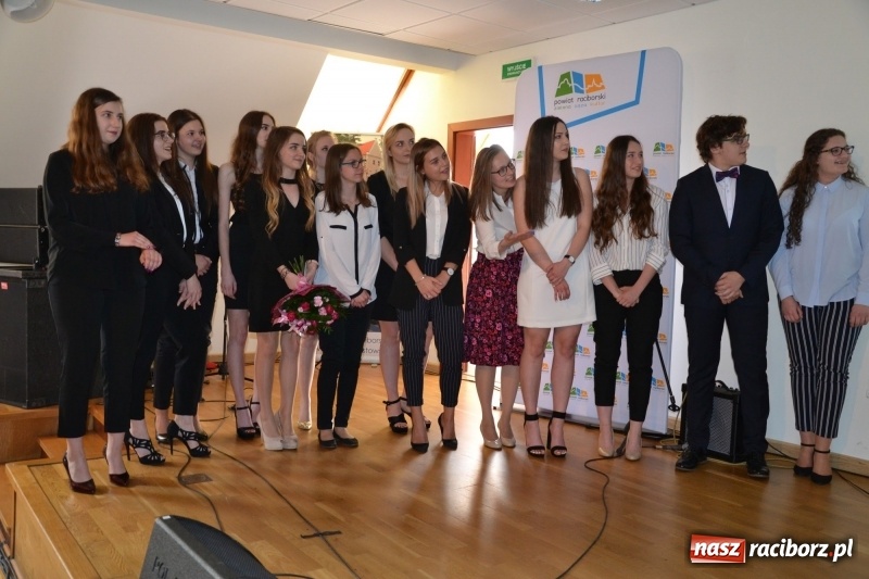 Zdjęcie w galerii na portalu naszraciborz.pl: Kasprowicz żegnał maturzystów na zamku wiadomości z regionu
