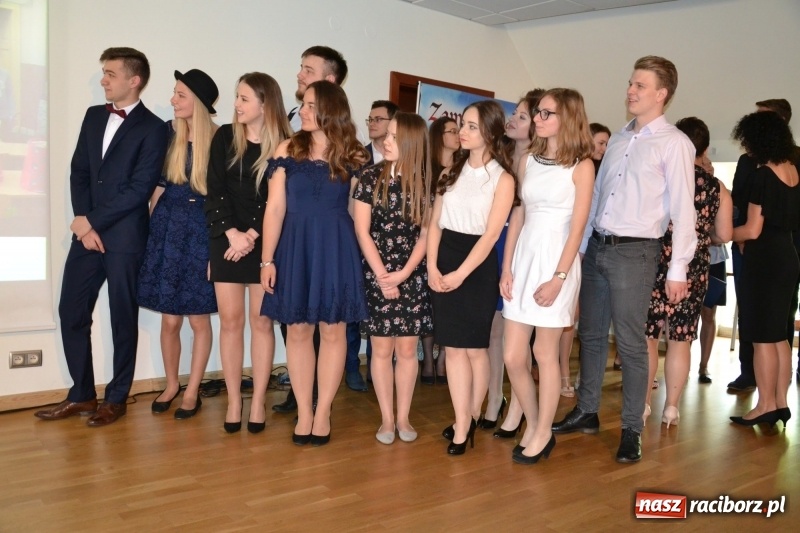 Zdjęcie w galerii na portalu naszraciborz.pl: Kasprowicz żegnał maturzystów na zamku wiadomości z regionu