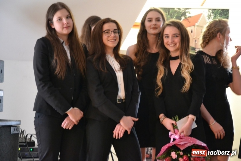 Zdjęcie w galerii na portalu naszraciborz.pl: Kasprowicz żegnał maturzystów na zamku wiadomości z regionu