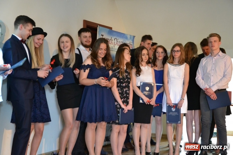 Zdjęcie w galerii na portalu naszraciborz.pl: Kasprowicz żegnał maturzystów na zamku wiadomości z regionu