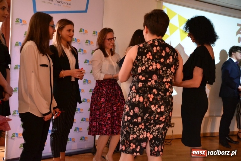 Zdjęcie w galerii na portalu naszraciborz.pl: Kasprowicz żegnał maturzystów na zamku wiadomości z regionu