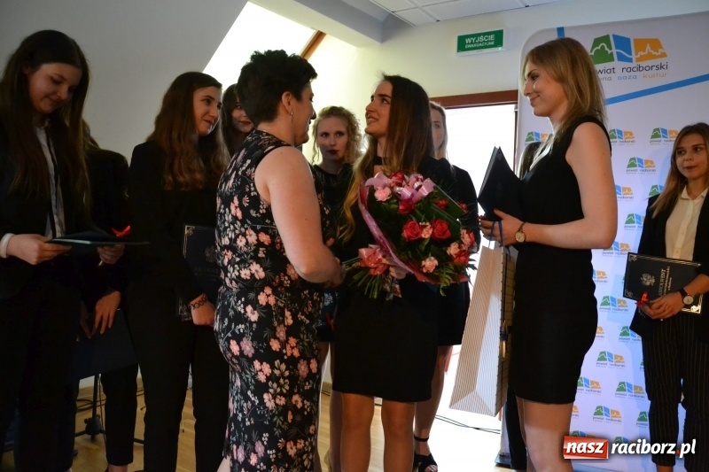 Zdjęcie w galerii na portalu naszraciborz.pl: Kasprowicz żegnał maturzystów na zamku wiadomości z regionu