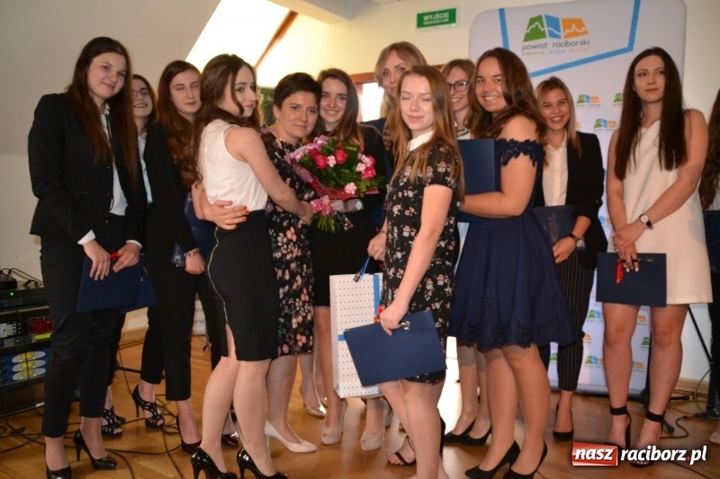 Zdjęcie w galerii na portalu naszraciborz.pl: Kasprowicz żegnał maturzystów na zamku wiadomości z regionu