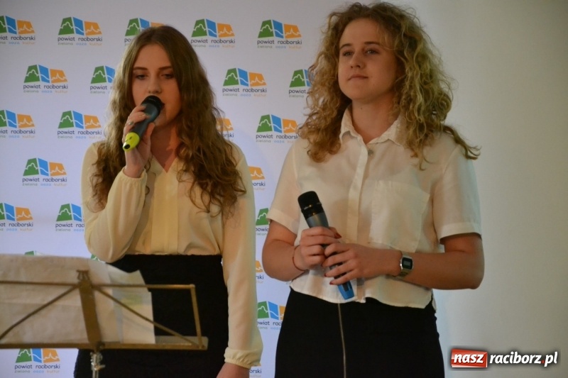 Zdjęcie w galerii na portalu naszraciborz.pl: Kasprowicz żegnał maturzystów na zamku wiadomości z regionu