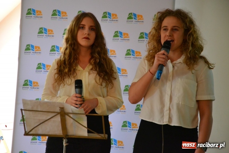 Zdjęcie w galerii na portalu naszraciborz.pl: Kasprowicz żegnał maturzystów na zamku wiadomości z regionu