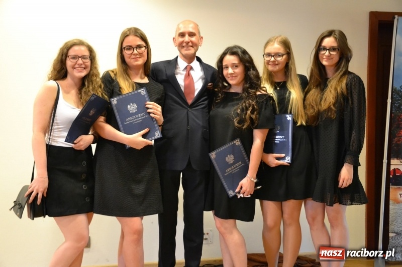 Zdjęcie w galerii na portalu naszraciborz.pl: Kasprowicz żegnał maturzystów na zamku wiadomości z regionu