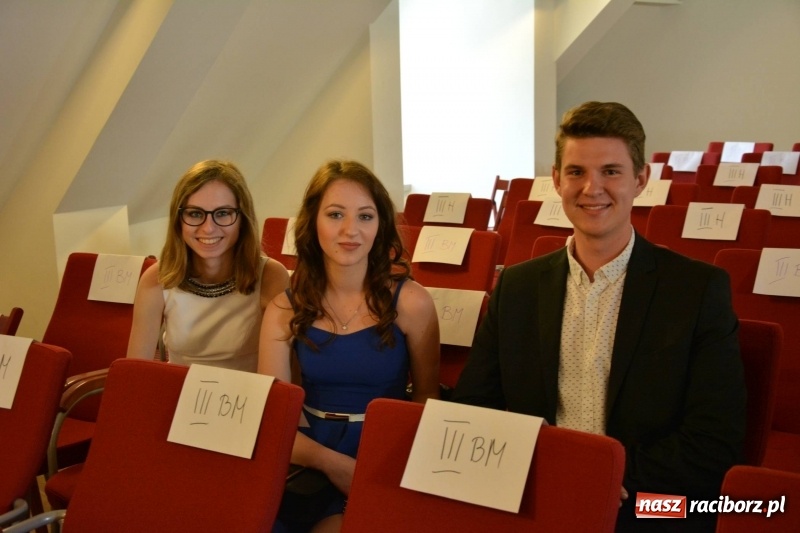 Zdjęcie w galerii na portalu naszraciborz.pl: Kasprowicz żegnał maturzystów na zamku wiadomości z regionu