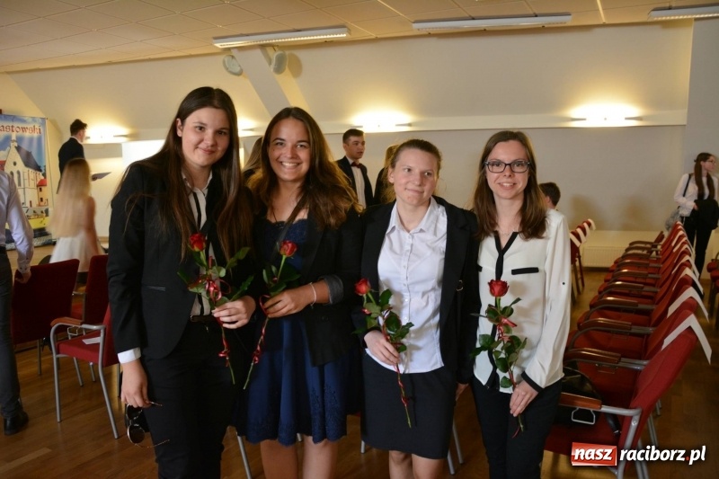 Zdjęcie w galerii na portalu naszraciborz.pl: Kasprowicz żegnał maturzystów na zamku wiadomości z regionu