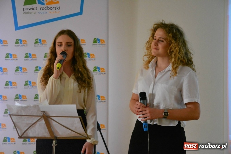 Zdjęcie w galerii na portalu naszraciborz.pl: Kasprowicz żegnał maturzystów na zamku wiadomości z regionu