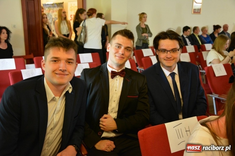 Zdjęcie w galerii na portalu naszraciborz.pl: Kasprowicz żegnał maturzystów na zamku wiadomości z regionu