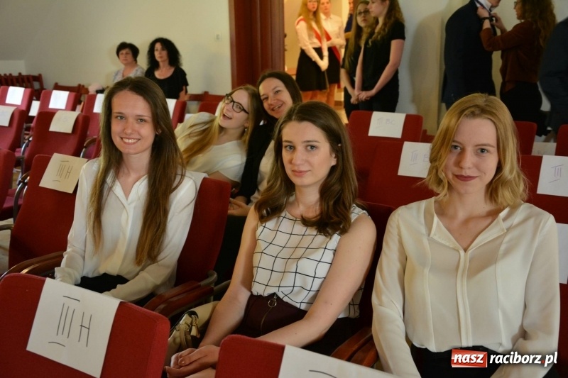 Zdjęcie w galerii na portalu naszraciborz.pl: Kasprowicz żegnał maturzystów na zamku wiadomości z regionu