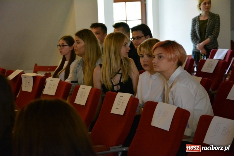 Zdjęcie w galerii na portalu naszraciborz.pl: Kasprowicz żegnał maturzystów na zamku wiadomości z regionu