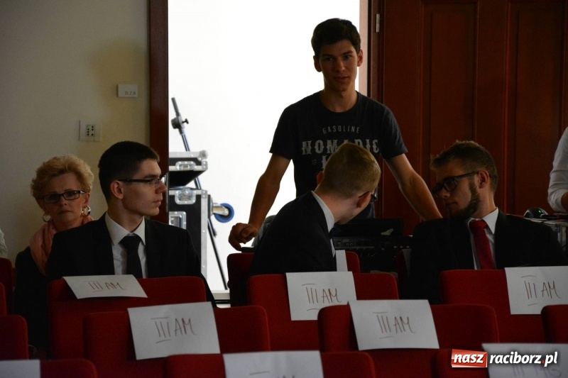 Zdjęcie w galerii na portalu naszraciborz.pl: Kasprowicz żegnał maturzystów na zamku wiadomości z regionu