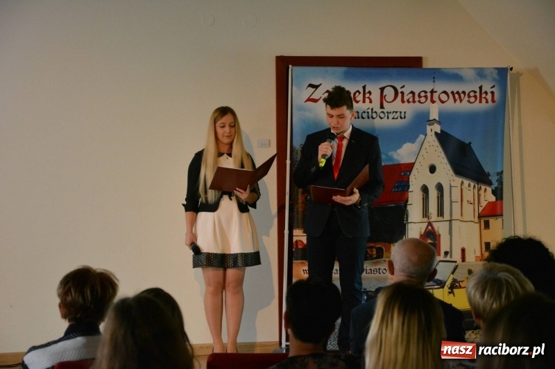 Zdjęcie w galerii na portalu naszraciborz.pl: Kasprowicz żegnał maturzystów na zamku wiadomości z regionu