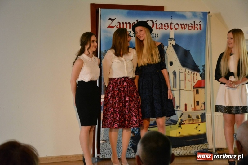 Zdjęcie w galerii na portalu naszraciborz.pl: Kasprowicz żegnał maturzystów na zamku wiadomości z regionu