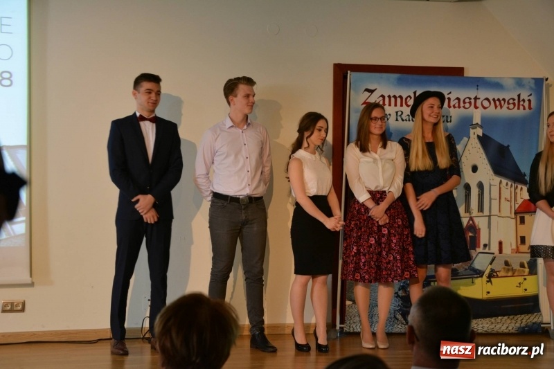 Zdjęcie w galerii na portalu naszraciborz.pl: Kasprowicz żegnał maturzystów na zamku wiadomości z regionu