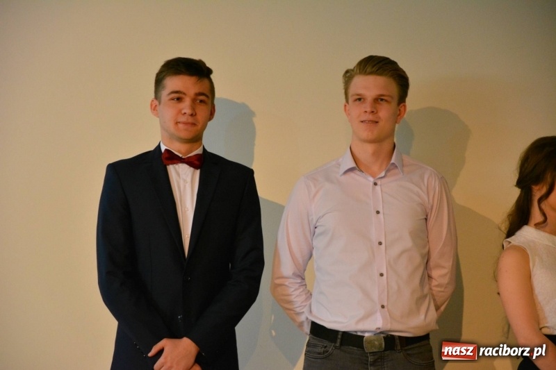 Zdjęcie w galerii na portalu naszraciborz.pl: Kasprowicz żegnał maturzystów na zamku wiadomości z regionu