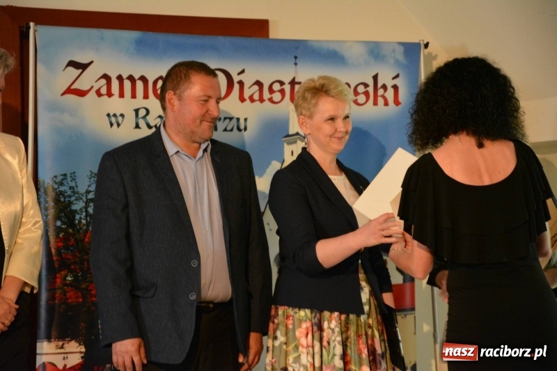 Zdjęcie w galerii na portalu naszraciborz.pl: Kasprowicz żegnał maturzystów na zamku wiadomości z regionu