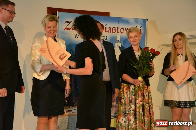 Zdjęcie w galerii na portalu naszraciborz.pl: Kasprowicz żegnał maturzystów na zamku wiadomości z regionu