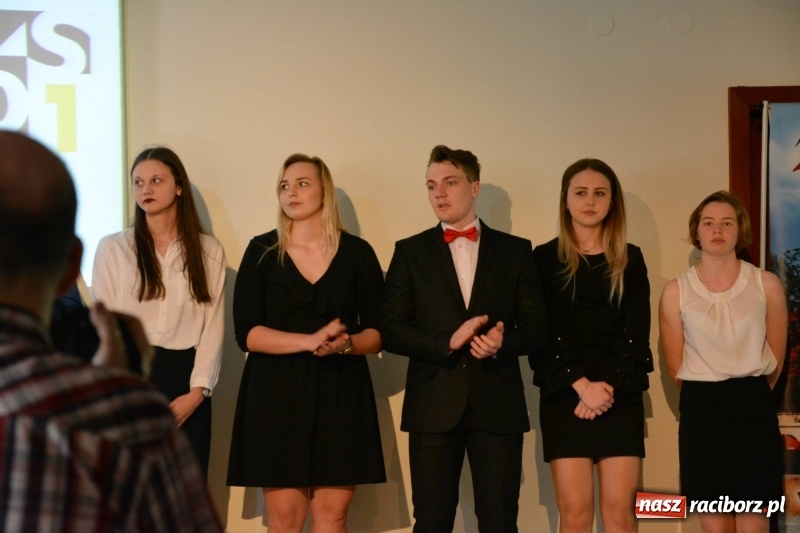 Zdjęcie w galerii na portalu naszraciborz.pl: Kasprowicz żegnał maturzystów na zamku wiadomości z regionu