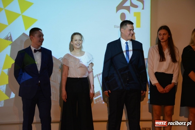 Zdjęcie w galerii na portalu naszraciborz.pl: Kasprowicz żegnał maturzystów na zamku wiadomości z regionu