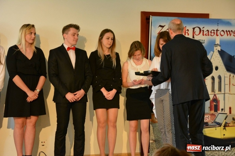 Zdjęcie w galerii na portalu naszraciborz.pl: Kasprowicz żegnał maturzystów na zamku wiadomości z regionu