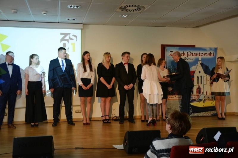 Zdjęcie w galerii na portalu naszraciborz.pl: Kasprowicz żegnał maturzystów na zamku wiadomości z regionu