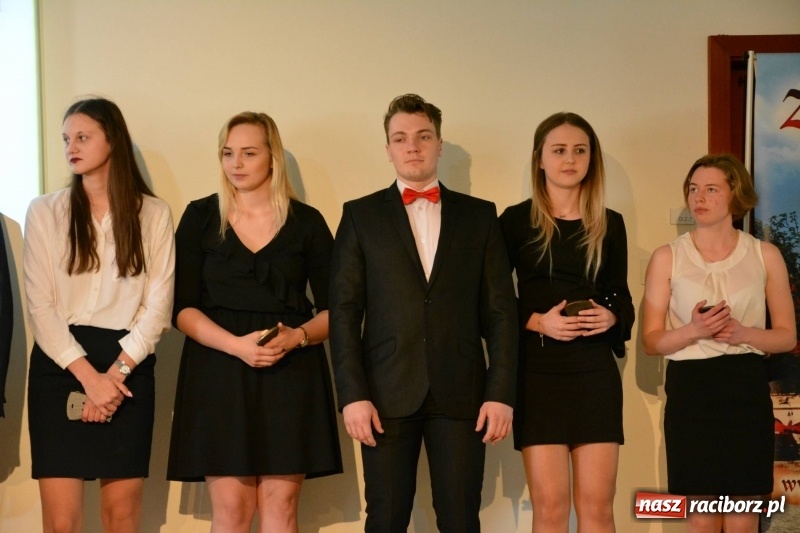 Zdjęcie w galerii na portalu naszraciborz.pl: Kasprowicz żegnał maturzystów na zamku wiadomości z regionu