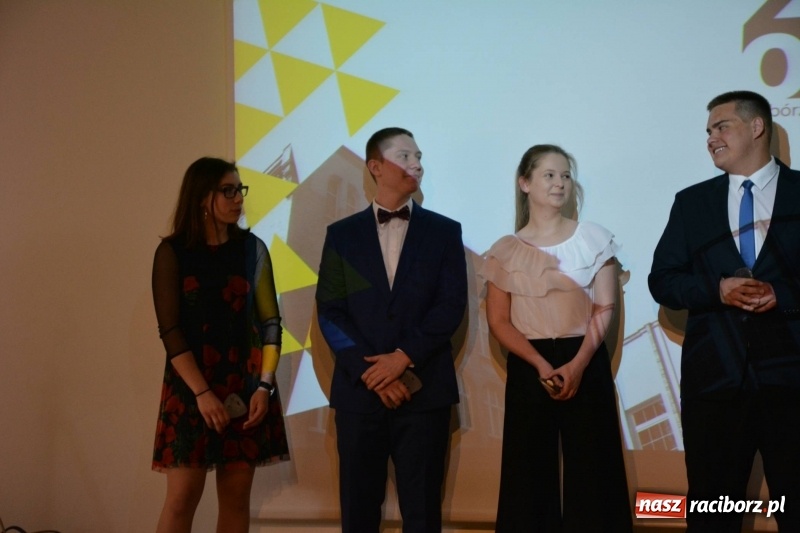 Zdjęcie w galerii na portalu naszraciborz.pl: Kasprowicz żegnał maturzystów na zamku wiadomości z regionu