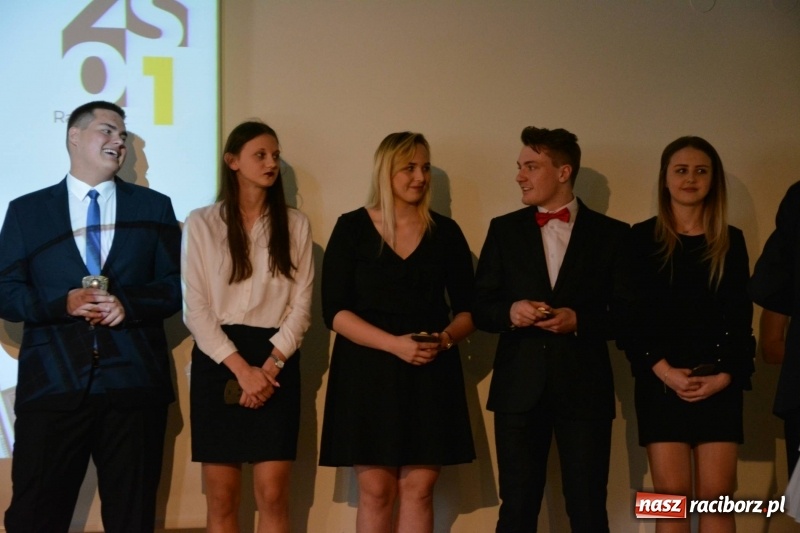 Zdjęcie w galerii na portalu naszraciborz.pl: Kasprowicz żegnał maturzystów na zamku wiadomości z regionu