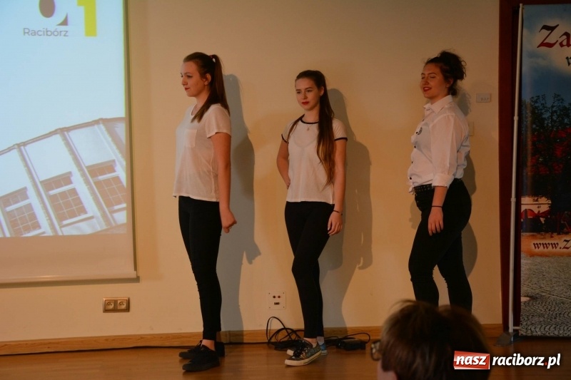 Zdjęcie w galerii na portalu naszraciborz.pl: Kasprowicz żegnał maturzystów na zamku wiadomości z regionu