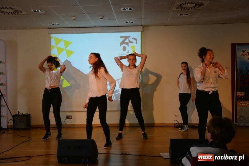 Zdjęcie w galerii na portalu naszraciborz.pl: Kasprowicz żegnał maturzystów na zamku wiadomości z regionu