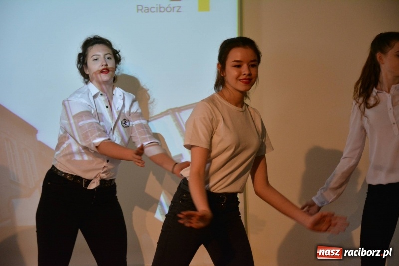 Zdjęcie w galerii na portalu naszraciborz.pl: Kasprowicz żegnał maturzystów na zamku wiadomości z regionu