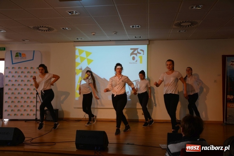 Zdjęcie w galerii na portalu naszraciborz.pl: Kasprowicz żegnał maturzystów na zamku wiadomości z regionu