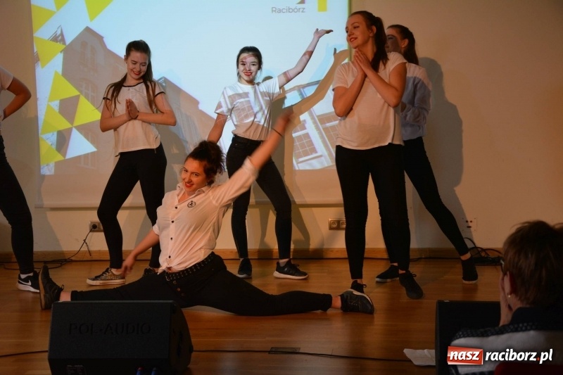 Zdjęcie w galerii na portalu naszraciborz.pl: Kasprowicz żegnał maturzystów na zamku wiadomości z regionu