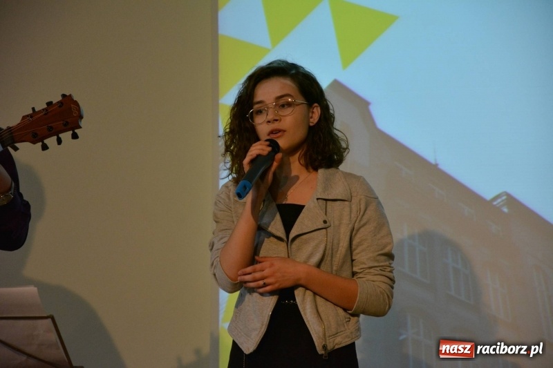 Zdjęcie w galerii na portalu naszraciborz.pl: Kasprowicz żegnał maturzystów na zamku wiadomości z regionu