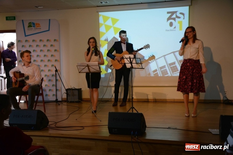 Zdjęcie w galerii na portalu naszraciborz.pl: Kasprowicz żegnał maturzystów na zamku wiadomości z regionu